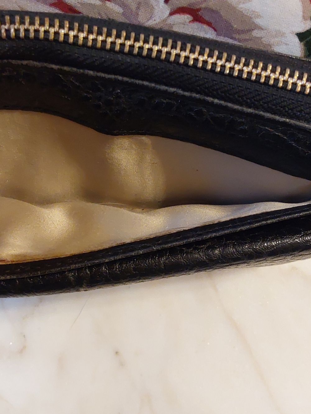 Calvin Klein Saffiano Leather Wallet, Snap Lock Side Pocket, 2010 Design - Picture 4 of 9